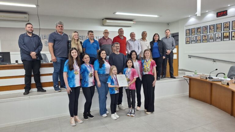 Imagem mostra Grupo Arte e Rodas recebendo Moção