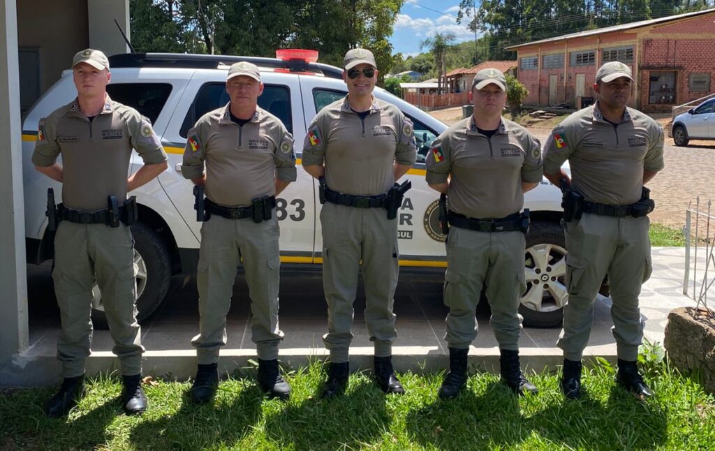 Capitão Sonnenstrahl com integrantes da BM de Lagoão