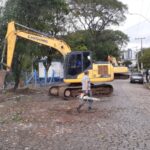 Árvores que ameaçam rede elétrica começam a ser removidas nas margens do Arroio Carijinho