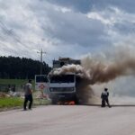 Caminhão-baú pega fogo na ERS-400 em Sobradinho