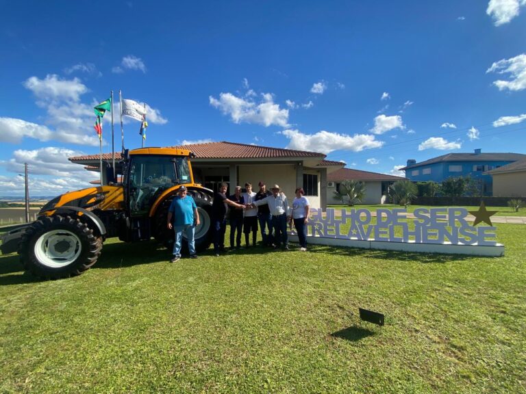 Estrela Velha recebe novo trator para fortalecer atividades agrícolas