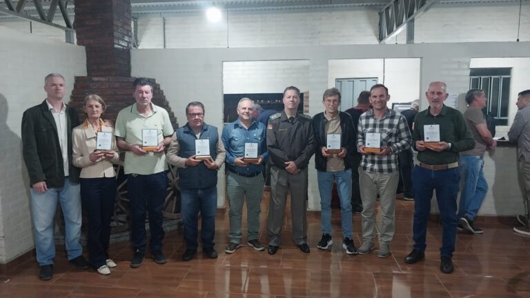 Brigada Militar de Arroio do Tigre homenageia ex-presidentes do Clube da Gasolina
