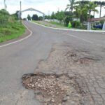 Asfalto entre Passa Sete e Lagoa Bonita do Sul apresenta buracos dois anos após obra
