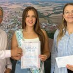 Candidata de Estrela Velha entrega convite da final do Garota Jacuí ao Executivo Municipal