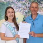Representante de Lagoa Bonita do Sul entrega convite ao Executivo para final do Garota Jacuí