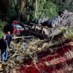 Acidente entre carreta e carro mobiliza equipes de resgate na ERS-400, em Candelária