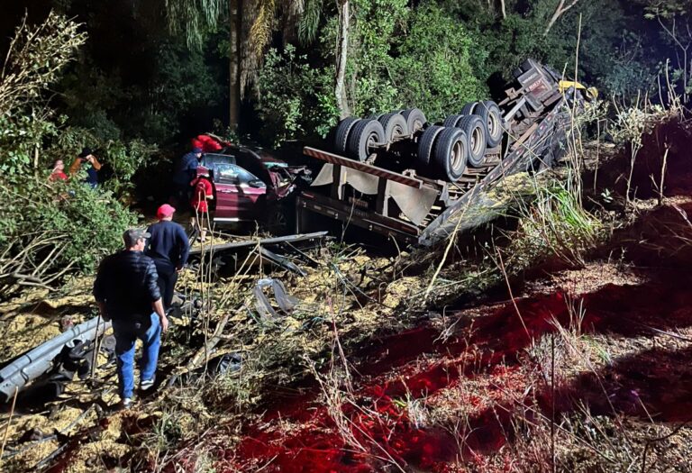 Acidente entre carreta e carro mobiliza equipes de resgate na ERS-400, em Candelária