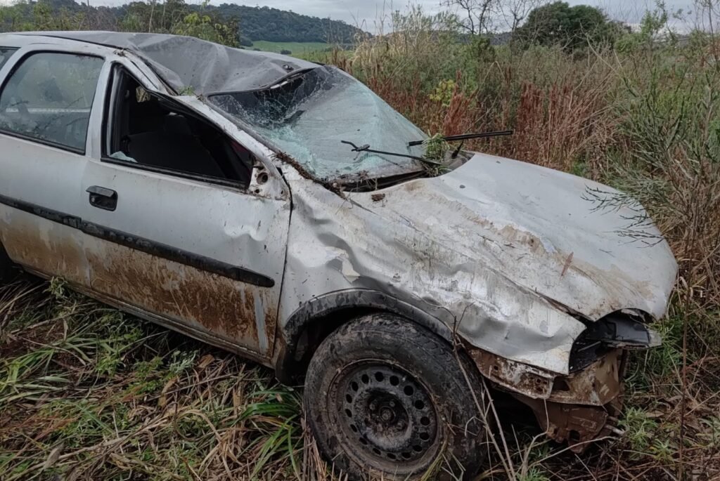 Veículo com placas de Sobradinho capota às margens da RSC-481