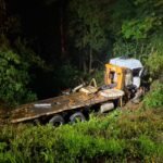 Caminhão sai da pista na Curva das Cobras e deixa dois feridos na ERS-400