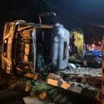 Caminhão tomba às margens da ERS-400 em Sobradinho