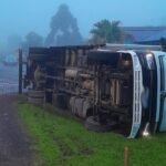 Caminhão tomba após motorista cochilar ao volante na ERS-400, em Passa Sete
