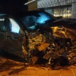 Caminhonete colide contra árvore, muro, poste e placa de sinalização em Sobradinho