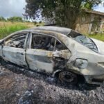 Veículo roubado durante assalto a residência é encontrado incendiado em Tunas