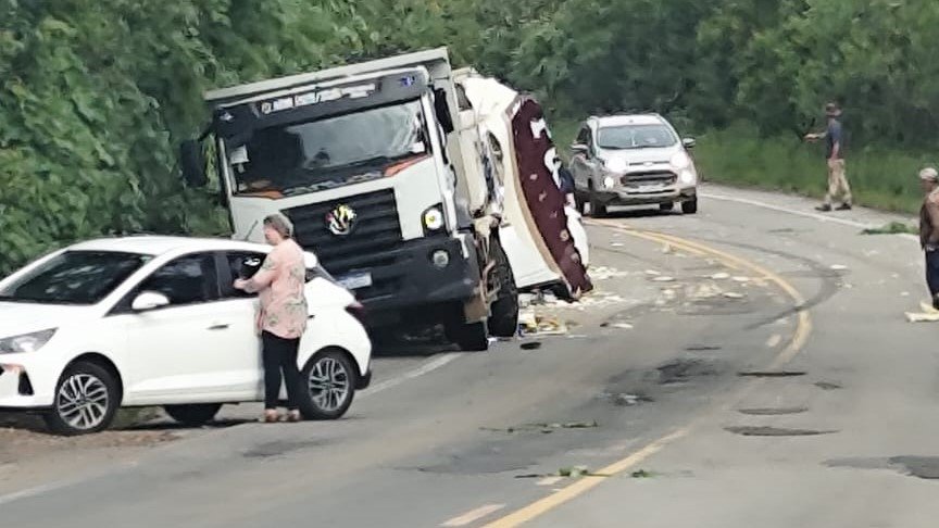 Dois ficam gravemente feridos em colisão entre caminhões na Serra de Candelária